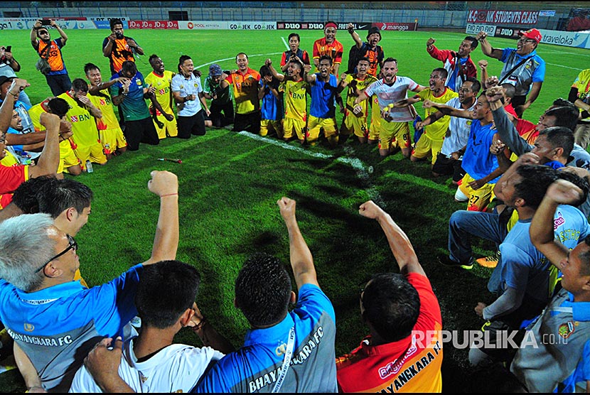 Ofisial dan pesepak bola Bhayangkara FC melakukan selebrasi usai mengalahkan Madura United dengan skor 1-3 dalam laga Gojek Traveloka Liga 1 di Stadion Gelora Bangkalan (SGB) Bangkalan, Jawa Timur, Rabu (8/11). 
