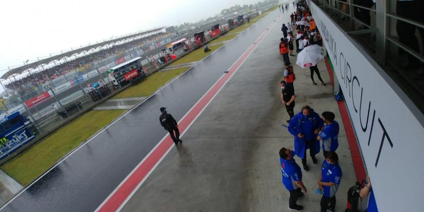 Ofisial tim sedang berteduh menunggu hujan reda dan dimulainya start MotoGP