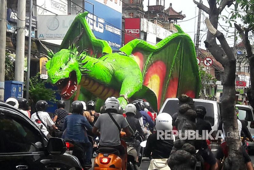 Ogoh-ogoh siap diarak untuk menyambut Nyepi di Bali.