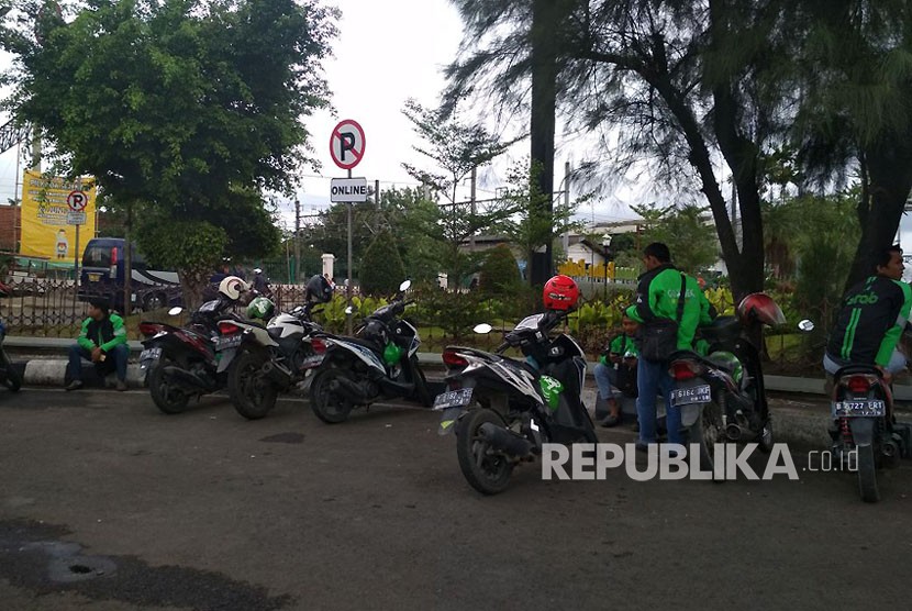 Ojek daring masih mangkal di sejumlah titik dilarang parkir bagi ojek daring di sekitaran Jalan Juanda, Kota Bekasi,  Selasa (7/11). 