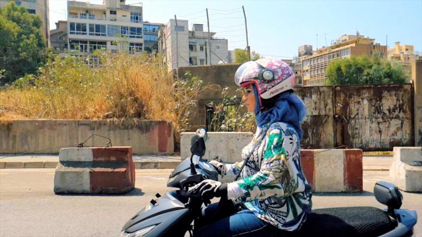 Ojek Khusus Perempuan Mengaspal Pertama Kali di Lebanon. Ojek motor khusus penumpang perempuan pertama kali diluncurkan di Lebanon. Ojek motor tersebut diinisiasi oleh Rana Karazi (39 tahun) dan anaknya Carine Karazi (20). Tampak Carine Karazi sedang mengendarai motornya.
