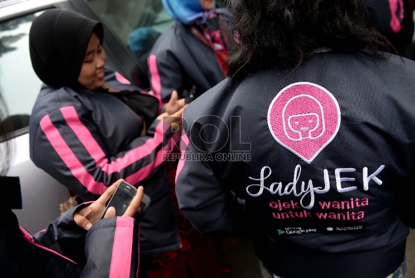 Pengemudi LadyJek berkumpul usai peluncuran di Jakarta, Kamis (8/10). (Republika/Wihdan)