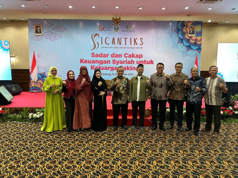 OJK mengandeng Sakinah Finance mengadakan acara bertemakan SICANTIKS (Sahabat Ibu Cakap Literasi Keuangan Syariah) Sadar dan Cakap Keuangan Syariah Untuk Keluarga Sakinah).