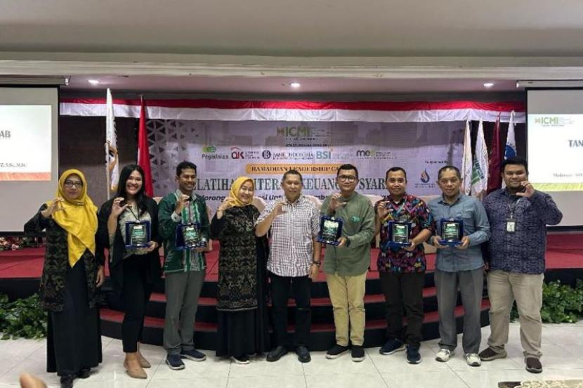 OJK Provinsi Bali berkolaborasi dengan sejumlah pemangku kepentingan sebagai narasumber saat melaksanakan pelatihan literasi keuangan syariah di Denpasar. 