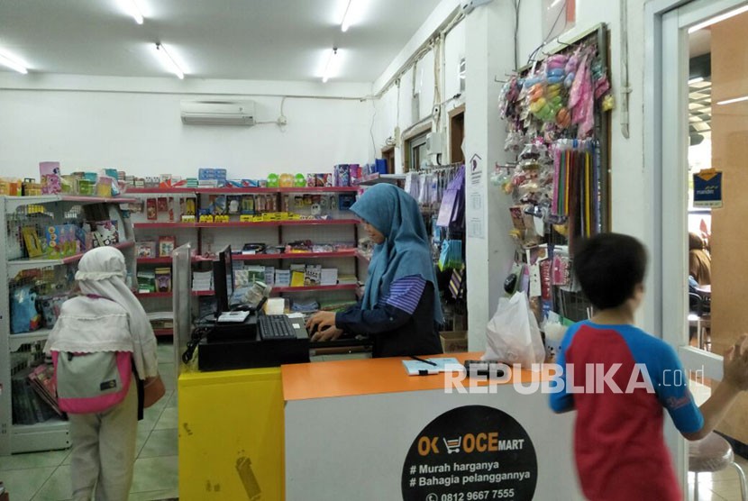 OK OCE Mart di Yayasan Asrama Pelajar Islam (YAPI) Al-Azhar, Rawa Mangun, Jakarta Timur. Selasa (28/11).