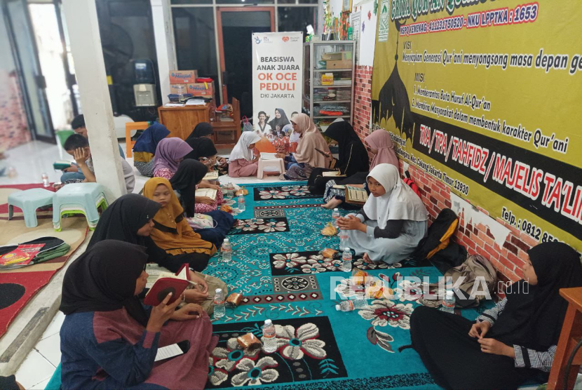 OK OCE Peduli bersama Rumah Zakat kembali melakukan penyaluran beasiswa anak yatim dan dhuafa tahap kedua.