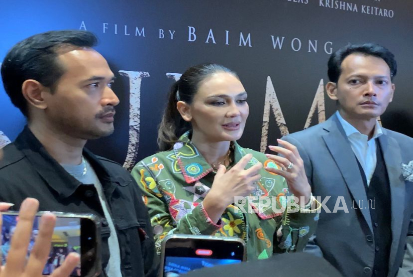 Oka Antara (kiri), Luna Maya (tengah), dan Fedi Nuril (kiri) saat diwawancara terkait film terbarunya berjudul Sukma pada Senin (8/9/2025). Dalam film ini, Fedi memerankan karakter pengidap skizofrenia.