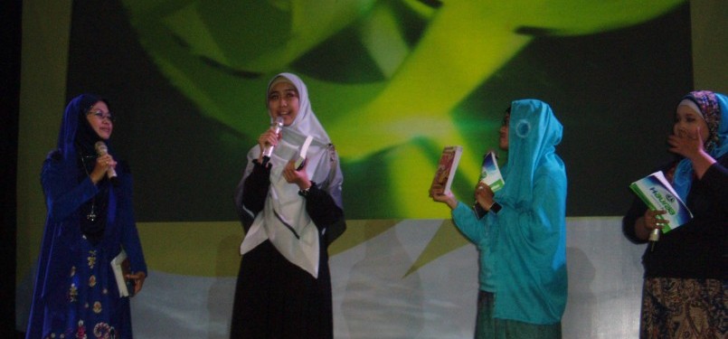 Oki Setiana Dewi berbagi di acara Muslimah in Action Islamic Book Fair 2012