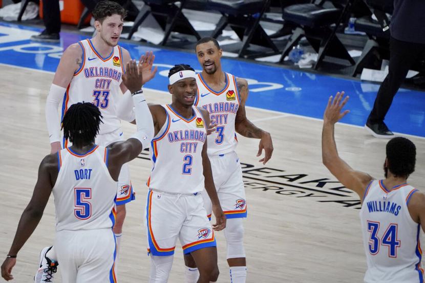 Oklahoma City Thunder memetik kemenangan kandang perdana usai mengalahkan Chicago Bulls di pertandingan basket NBA.