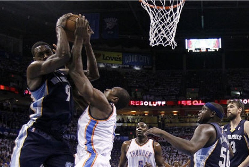  Oklahoma City Thunder (putih) menghadapi Memphis Grizzlies dalam laga playoff NBA. 