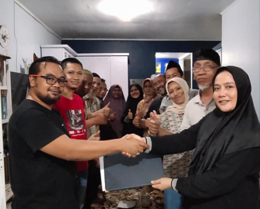 Oktavianto Arief Ahmad menerima kepemimpinan KAUMY Banten dari Liza Muntazah.