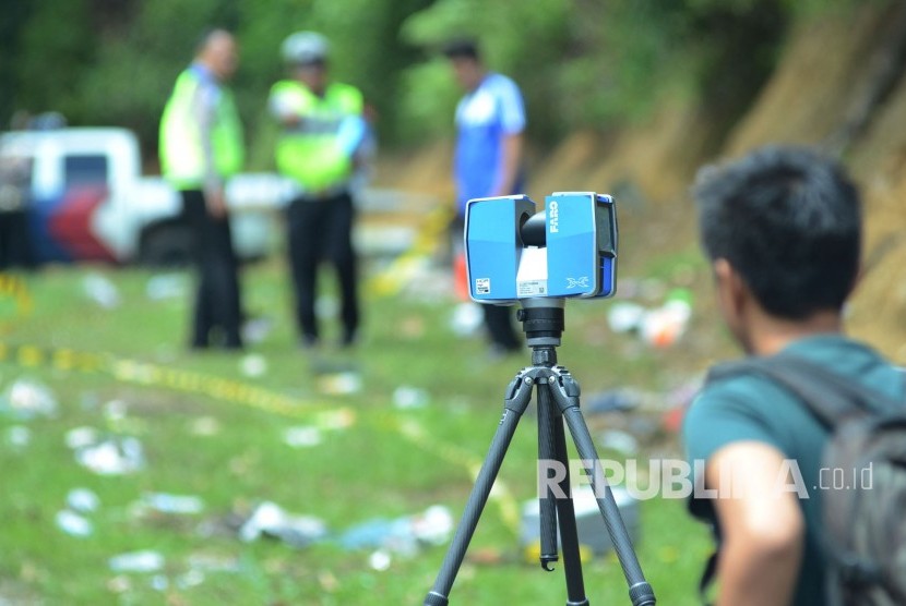 Olah TKP dengan menggunakan alat Faro berteknologi tiga dimensi (3D) di lokasi kecelakaan bus di Tanjakan Emen, Kecamatan Ciater, Kabupaten Subang, Ahad (11/2).