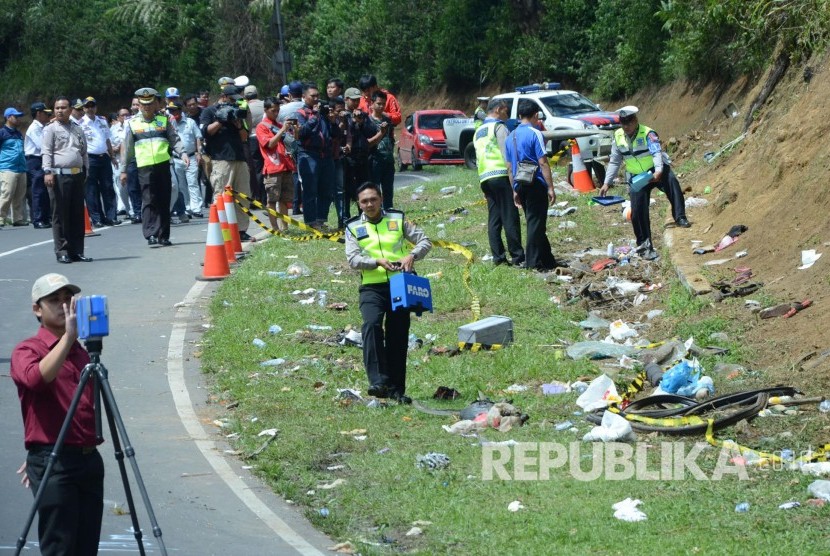 Olah TKP di lokasi kecelakaan bis di tanjakan Emen, Kecamatan Ciater, Kabupaten Subang, Ahad (11/2).