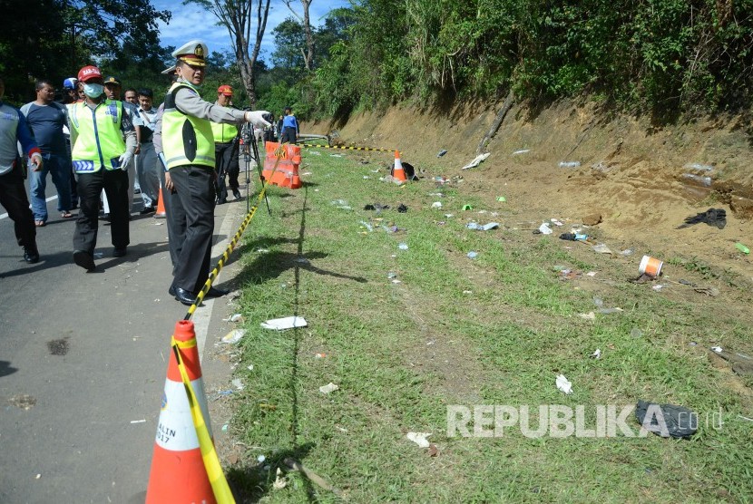 Olah TKP di lokasi kecelakaan bus di Tanjakan Emen, Kecamatan Ciater, Kabupaten Subang, Ahad (11/2).