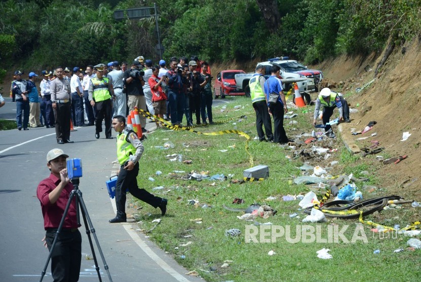 Olah TKP di lokasi kecelakaan bus di Tanjakan Emen, Kecamatan Ciater, Kabupaten Subang, Ahad (11/2).