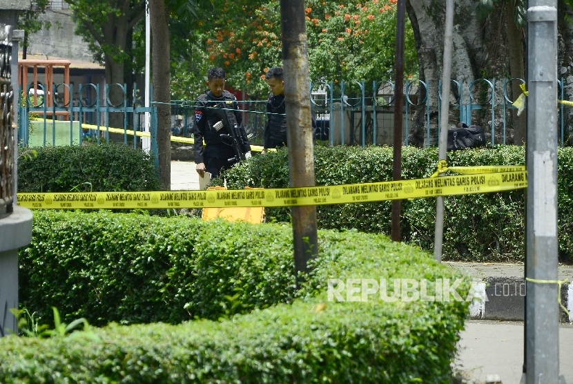  Olah TKP peledakan bom panci oleh teroris, di Taman Pandawa, Kota Bandung, Senin (27/2).