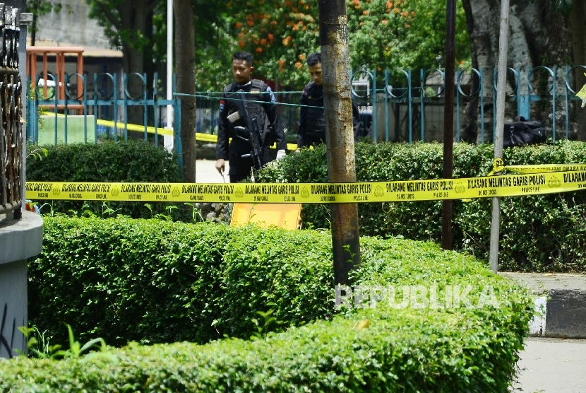 Olah TKP peledakan bom panci oleh teroris, di Taman Pandawa, Kota Bandung, Senin (27/2).