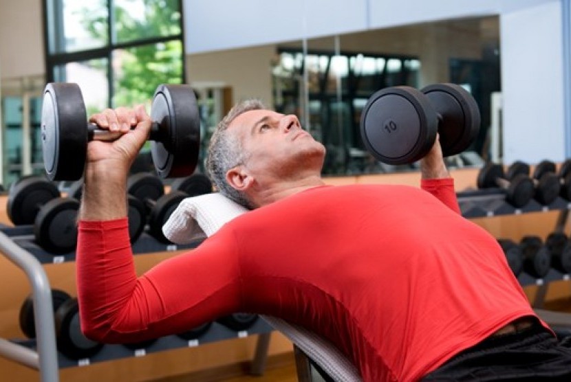 Aktivitas fisik yang rutin dilakukan juga bermanfaat di hari tua (Foto: ilustrasi pria olahraga)