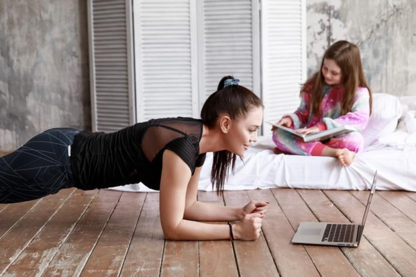 Olahraga di rumah (ilustrasi). Pengguna media sosial, khususnya dari kalangan remaja putri, cenderung sensitif terhadap masalah citra tubuh setelah menghabiskan terlalu banyak waktu online.