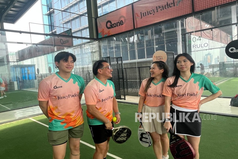 Olahraga padel semakin mencuri perhatian masyarakat urban Indonesia. Tren olahraga asal Eropa ini tidak hanya digemari karena energik dan mudah diakses, tapi juga karena cocok dengan gaya hidup sehat modern yang tengah digandrungi. Melihat geliat tersebut, Oxone memanfaatkan momentum dengan menggelar Juicy Padel by Oxone, sebuah acara peluncuran produk yang dikemas dalam suasana sport, wellness, dan gaya hidup kekinian.