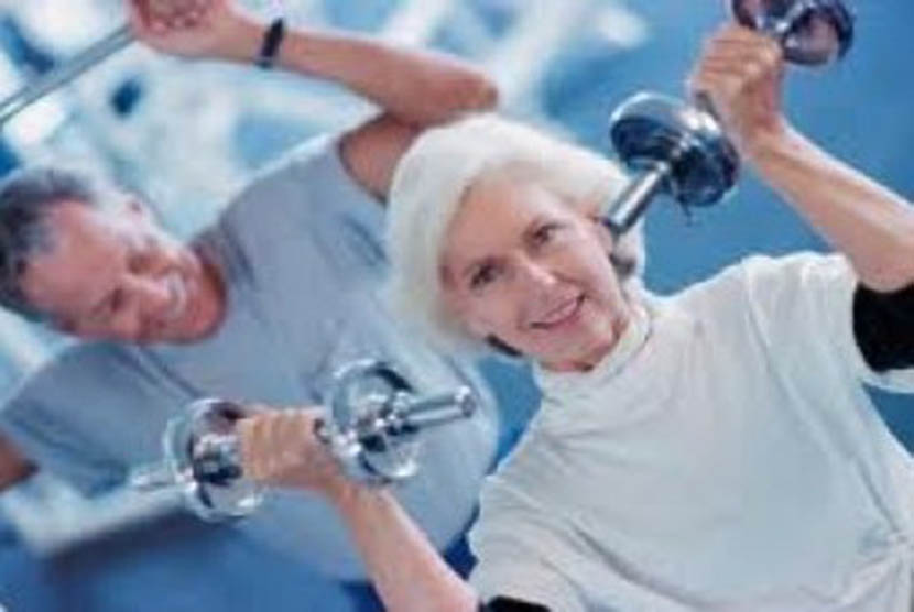 Olahraga rutin mampu mencegah osteoporosis.