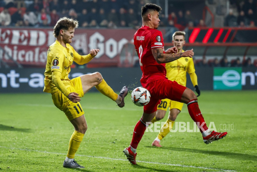 Ole Didrik Blomberg (Kiri) dari Bodo/Glimt dan Mees Hilgers dari FC Twente beraksi pada pertandingan leg pertama play-off fase sistem gugur Liga Eropa UEFA antara FC Twente dan Bodo/Glimt di Stadion De Grolsch Veste di Enschede, Belanda, 13 Februari 2025.