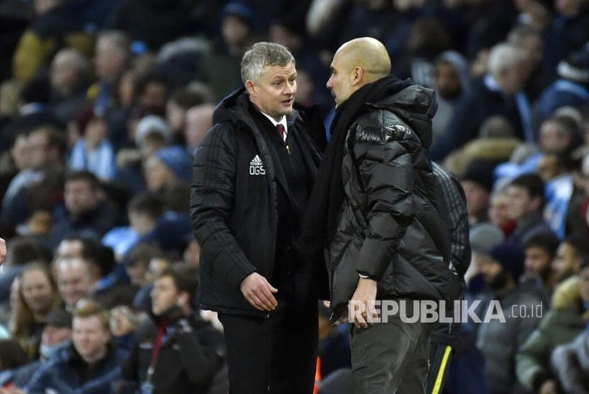 Ole Gunnar Solskjaer, dan Pep Guardiola berbicara usai laga derby Manchester antara Manchester City melawan Manchester United di Etihad Stadium, Manchester, Ahad (8/12) dini hari. Guardiola memuji kecepatan para pemain MU dalam melancarkan serangan balik.