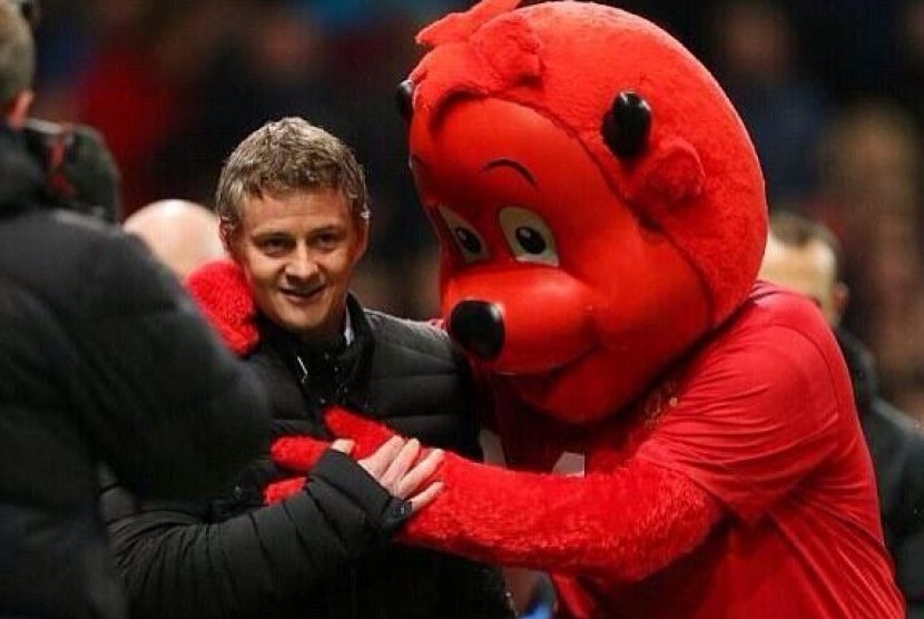 Ole Gunnar Solskjaer mendapatkan pelukan hangat dari Fred si Setan Merah