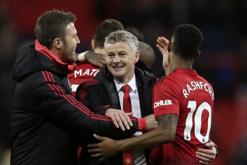 Ole Gunnar Solskjaer (tengah) dan Marcus Rashford (kanan).