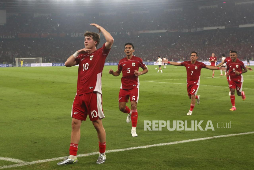 Ole Romeny membuat Indonesia sementara memimpin 1-0 atas China dari tendangan penalti.