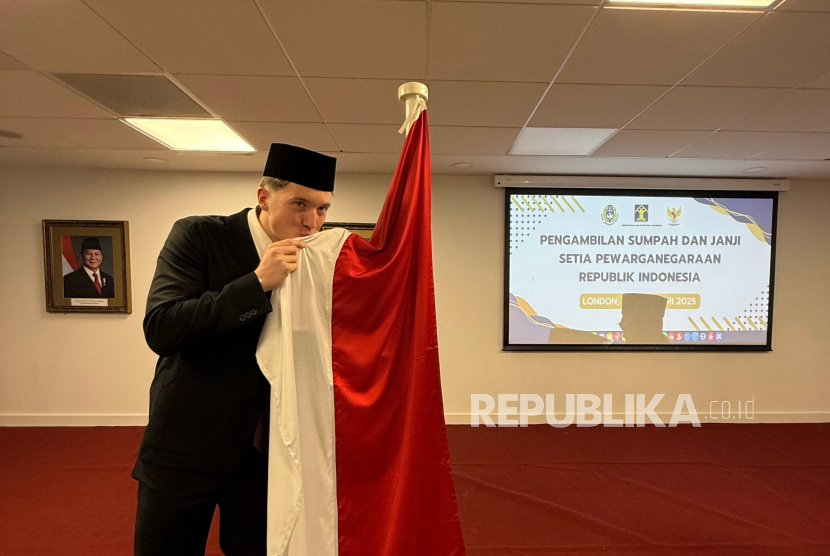 Ole Romeny setelah menjalani prosesi menjadi WNI di KBRI London, Sabtu (8/2/2025).