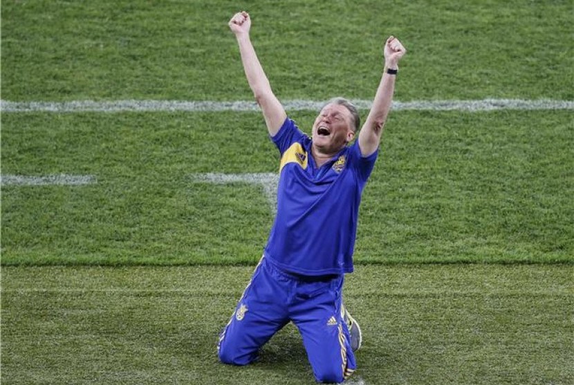 Oleg Blokhin, pelatih timnas Ukraina, meluapkan emosinya setelah timnya mengalahkan Swedia di laga pembuka Grup D Piala Eropa 2012 di Stadion Olimpiade, Kiev, Ukraina, pada Senin (11/6). 