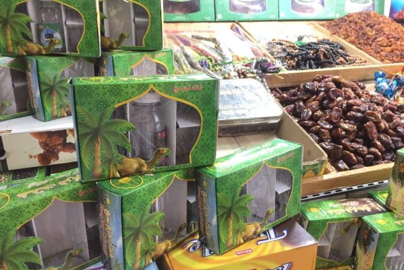 Oleh-oleh haji yang dijual di Planet Haji dan Umrah di Thamrin City.