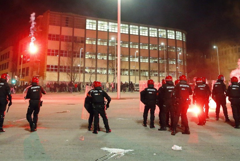 Polisi mencoba membubarkan perkelahian di jalanan antara penggemar Athletic Bilbao dan Spartak Moscow. 