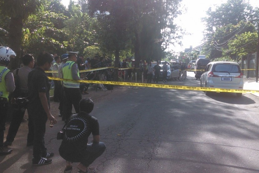 Polisi menggelar rekontruksi perampokan Pulomas, Jalan Pulomas Utara, Kayu Putih, Pulogadung, Jakarta Timur, Kamis (19/1).