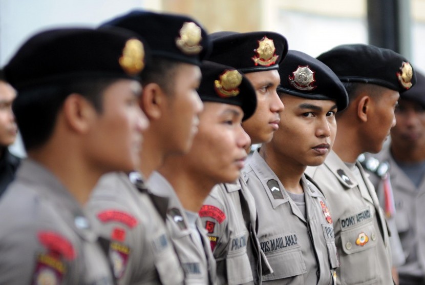 olisi menjaga gerbang Gedung Komisi Pemberantasan Korupsi di Jakarta, Selasa (22/7).