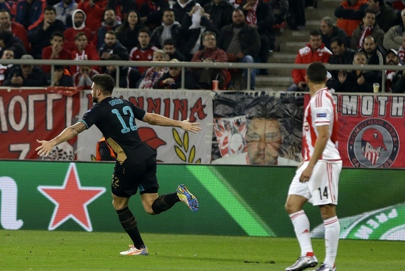 Oliver Giroud (kiri) meluapkan kegembiraan usai melesakkan gol ke gawang Olympiakos di pertandingan Grup E Liga Champions, Kamis (10/12) WIB dinihari