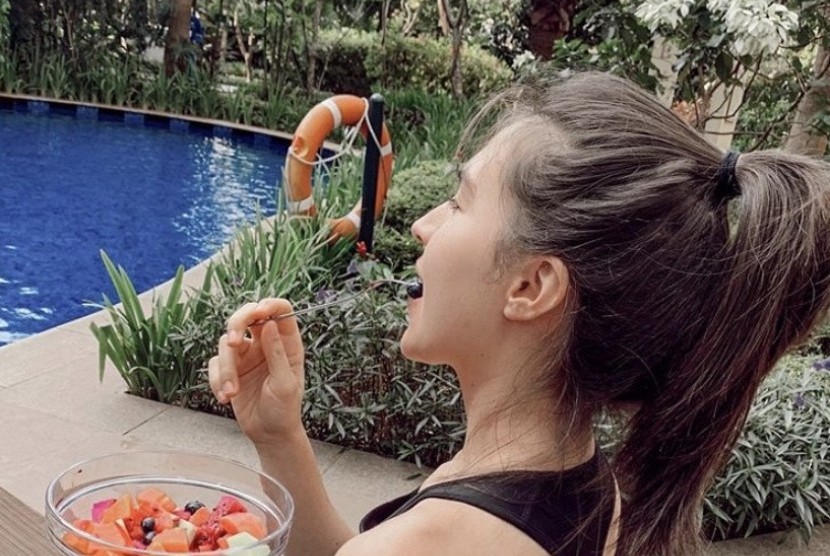 Olivia Jensen rutin makan buah demi menjaga tubuh tetap langsing.