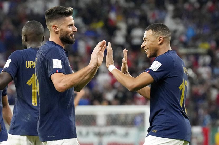 Dua striker timnas Inggris, Olivier Giroud dan Kylian Mbappe (kanan) merayakan setelah mencetak gol kedua timnya selama pertandingan sepak bola babak 16 besar Piala Dunia antara Prancis dan Polandia, di Stadion Al Thumama di Doha, Qatar, Ahad, 4 Desember 2022. 