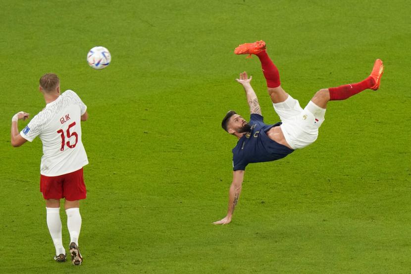  Olivier Giroud dari Prancis melakukan tendangan salto selama pertandingan sepak bola babak 16 besar Piala Dunia antara Prancis dan Polandia, di Stadion Al Thumama di Doha, Qatar, Ahad, 4 Desember 2022. 
