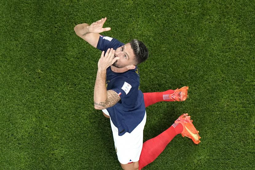 Olivier Giroud dari Prancis berselebrasi setelah mencetak gol kedua timnya selama pertandingan sepak bola grup D Piala Dunia antara Prancis dan Australia, di Stadion Al Janoub di Al Wakrah, Qatar, Rabu (23/11/2022).