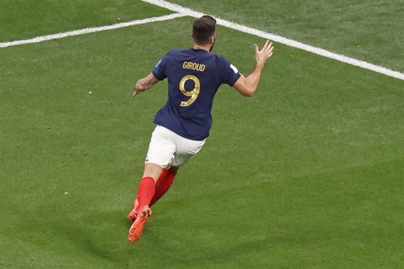 Olivier Giroud dari Prancis merayakan setelah mencetak gol kemenangan 2-1 selama pertandingan sepak bola perempat final Piala Dunia FIFA 2022 antara Inggris dan Prancis di Stadion Al Bayt di Al Khor, Qatar, 10 Desember 2022. 
