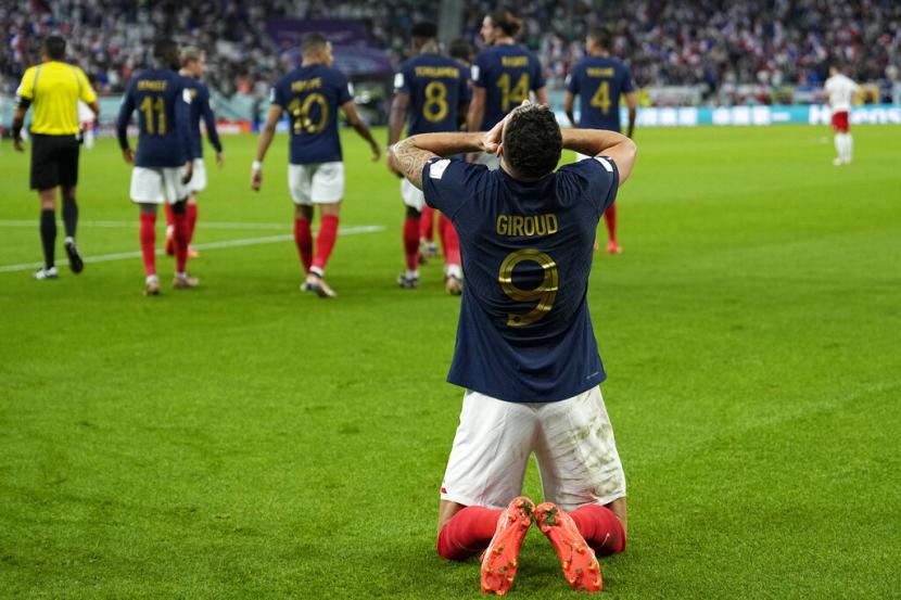  Olivier Giroud dari Prancis merayakan setelah mencetak gol pembuka pada pertandingan sepak bola babak 16 besar Piala Dunia antara Prancis dan Polandia, di Stadion Al Thumama di Doha, Qatar, Ahad, 4 Desember 2022.