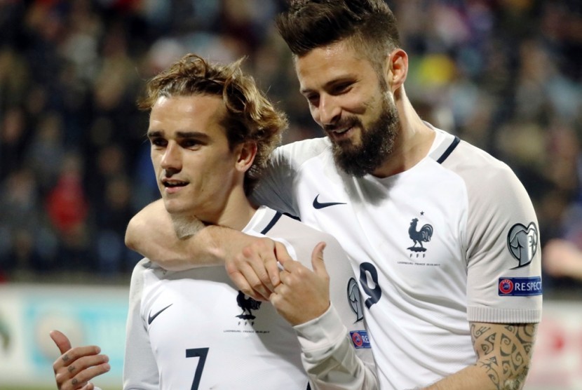 Olivier Giroud (kanan) dan Antoine Griezmann, dua pencetak gol kemenangan Prancis 3-1 atas Luksemburg, Ahad (26/3).