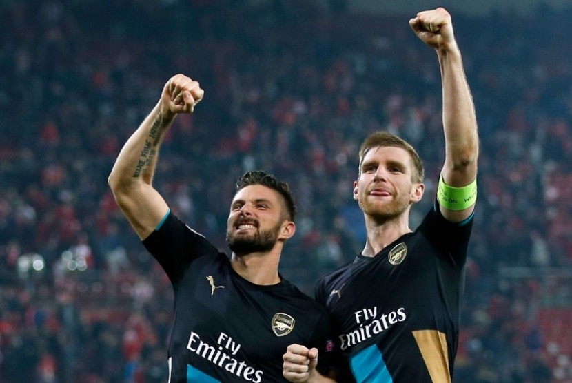 Olivier Giroud (kiri) dan Per Mertesacker