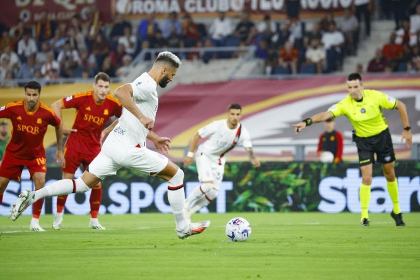 Olivier Giroud mencetak gol ke gawang AS Roma untuk AC Milan (ilustrasi). Kedua tim akan berhadapan di perempat final Liga Europa.