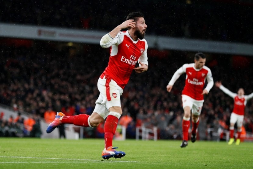 Olivier Giroud merayakan gol indahnya ke gawang Crystal Palace.