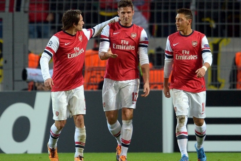 Olivier Giroud (tengah) dan Mesut Oezil (kanan).