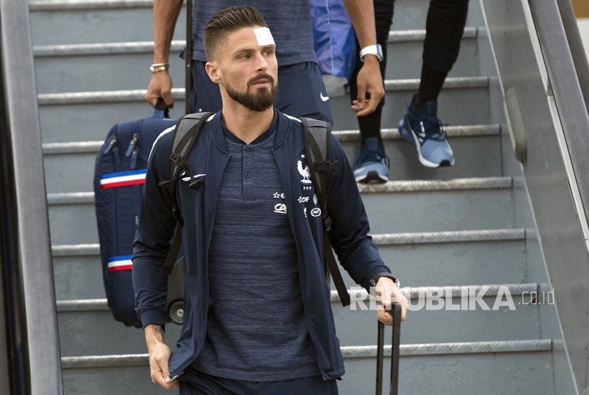 Olivier Giroud turun dari pesawat saat tim nasional Prancis tiba di bandara internasional Sheremetyevo, di luar Moskow, Rusia, Ahad (10/6). untuk bertanding di Piala Dunia 2018 di Rusia.