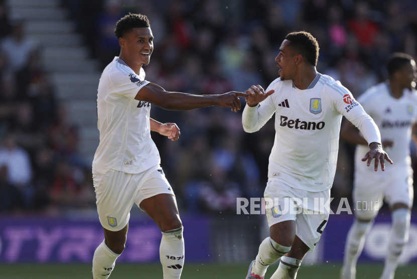 Ollie Watkins dari Aston Villa, kiri, merayakan golnya ke gawang Bournemouth bersama Jacob Ramsey dalam pertandingan sepak bola Liga Primer Inggris di Stadion Vitality, Bournemouth, Ahad (11/5/2025) dini hari WIB. 